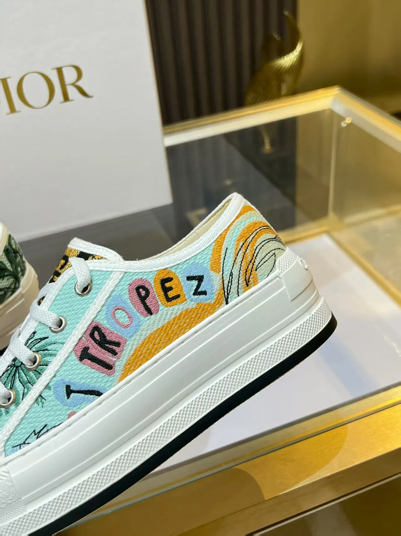 👟👟Ex-factory price 520👟👟 Walk‘n’Dior embroidered mid-top casual shoes are new in 2025. On the fashion stage, Dior embroidered shoes are the well-deserved protagonist. Delicate stitching is used on the upper, every stitch is devoted to the craftsman's efforts, and every thread is woven with artistic poetry. From complex floral patterns to smart geometric textures, embroidery is like the magic that gives shoes life, allowing them to show dynamic beauty even in static conditions.   Wearing Dior embroidered shoes feels like stepping into a dream world full of art. It is not only a pair of shoes, but also a walking piece of art that perfectly integrates fashion and culture. Whether you are strolling on the bustling city streets or attending important social occasions, Dior embroidered shoes can add unique charm to your style and become the focus of everyone's attention.   Choosing Dior embroidered shoes means choosing a persistent pursuit of quality and a unique understanding of fashion. Let it accompany you through every wonderful moment and leave your own fashion mark.  Material: Sheepskin lining, feet, silk cowhide, size 35-41, heel height 5cm